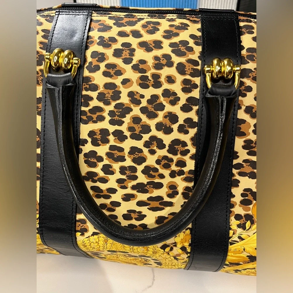 ⭐️SOLD⭐️ VERSACE DUFFLE BAG - Picture 8 of 16